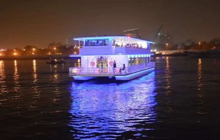 Modern-Dinner-boat-Cruise-tour-in-Dubai-Marina