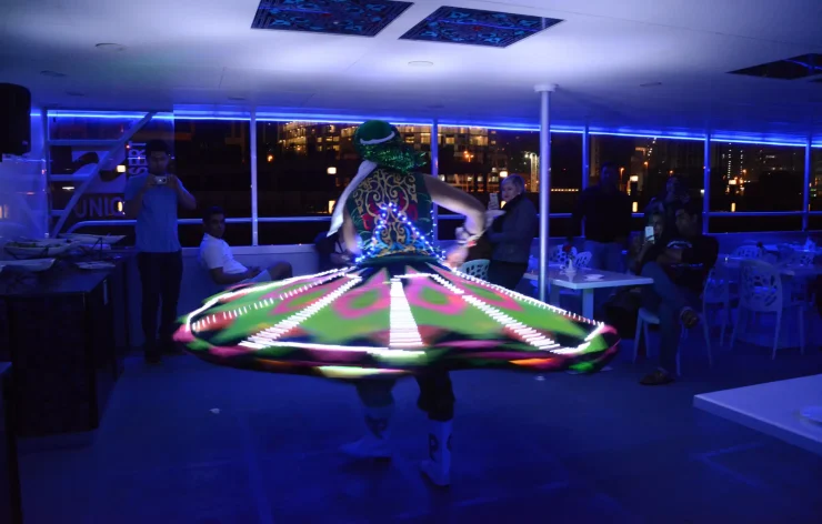 Modern-Dinner-boat-Cruise-tour-in-Dubai-Marina