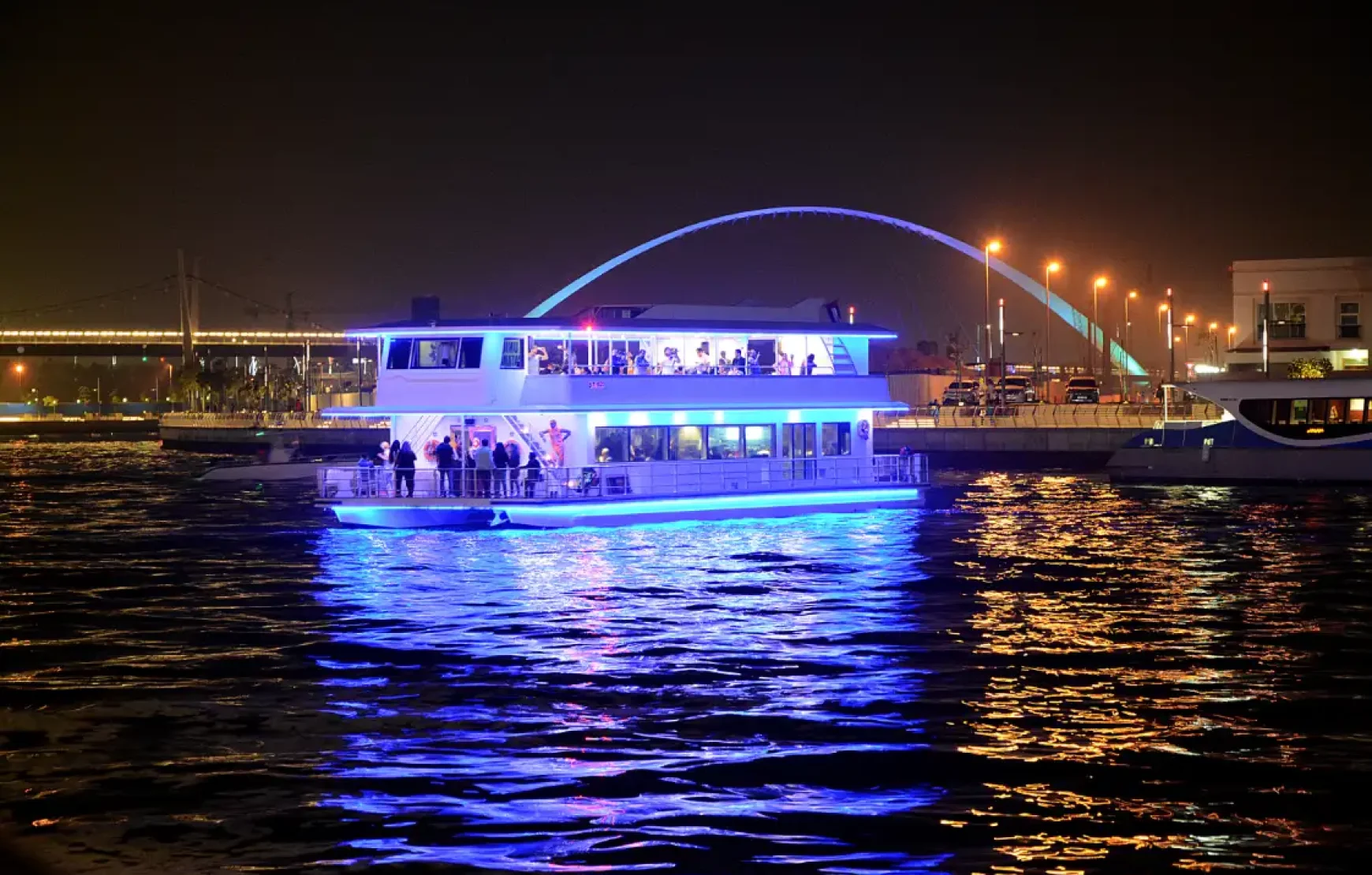 Modern-Dinner-boat-Cruise-tour-in-Dubai-Marina Modern-Dinner-boat-Cruise-tour-in-Dubai-Marina