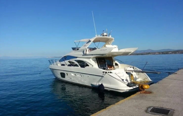 One Hour Luxury Yacht tour in Dubai Marina (Shared Private)