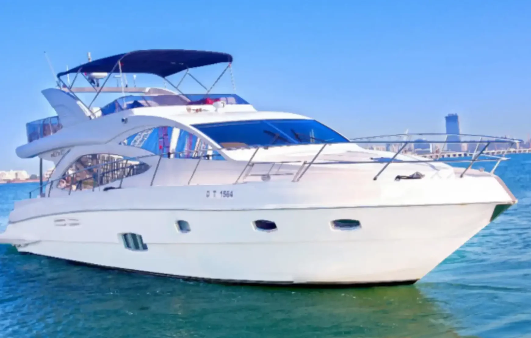 One Hour Luxury Yacht tour in Dubai Marina (Shared Private)