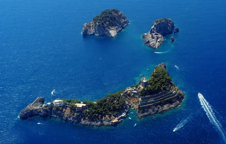View The Beauties Of Amalfi Coast On Yacht in Italy