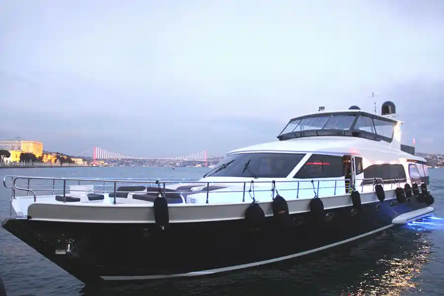 Luxury Yacht In Istanbul's Bosphorus For 2.5 Hours Turkey