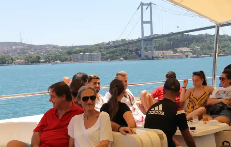 Istanbul Bosphorus and Black Sea 4 Hour Tour With Lunch on a Cruise