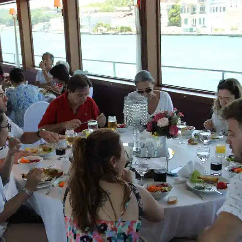Istanbul Bosphorus and Black Sea 4 Hour Tour With Lunch on a Cruise