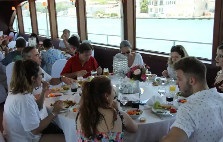 Istanbul Bosphorus and Black Sea 4 Hour Tour With Lunch on a Cruise