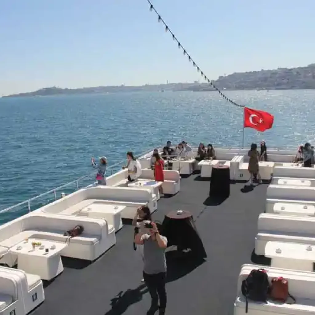 Istanbul Bosphorus and Black Sea 4 Hour Tour With Lunch on a Cruise