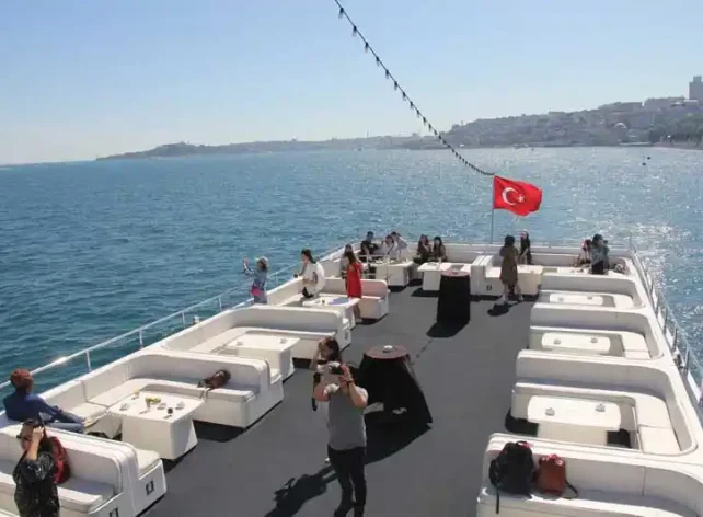 Istanbul Bosphorus and Black Sea 4 Hour Tour With Lunch on a Cruise