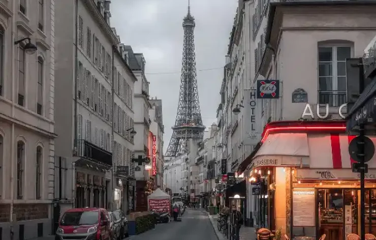 Eiffel Tower Guided Tour to the 2nd floor with Priority Access Paris