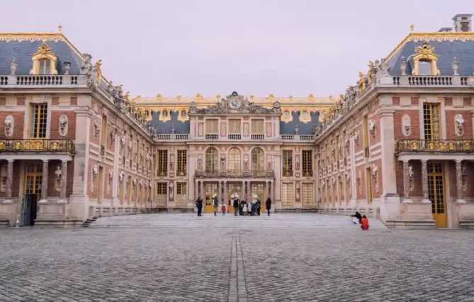 Palace of Versailles Guided Tour with Priority Access from Versailles Paris France