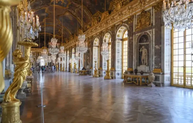 Palace of Versailles Guided Tour with Priority Access from Versailles Paris France