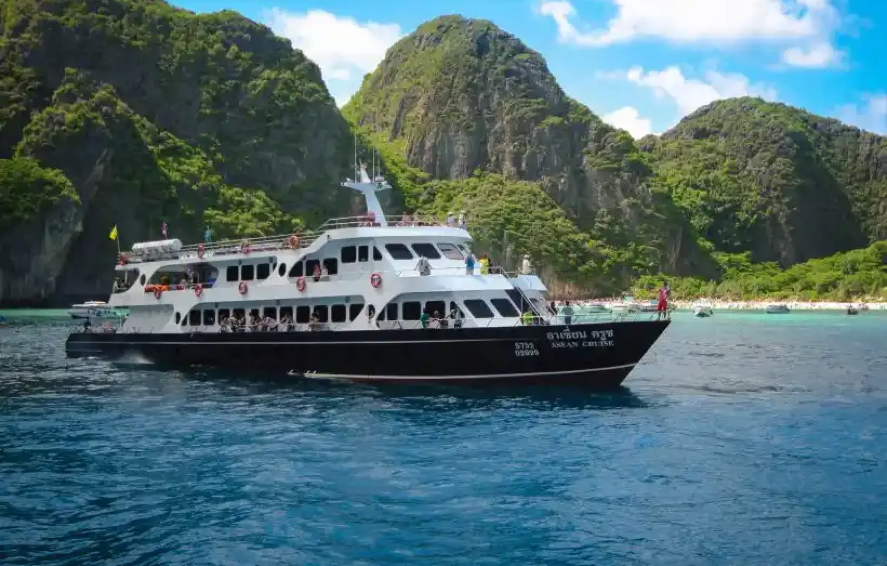 Phi Phi Islands Cruise Early Morning Phuket Thailand Phi Phi Islands Cruise Early Morning Phuket Thailand