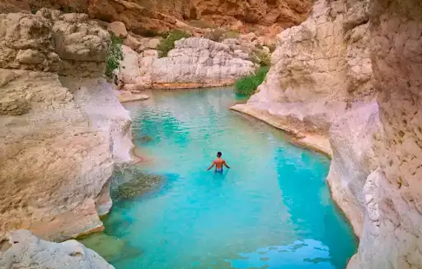 Beautiful Valley of Wadi Shab & Lake Bimmah Sinkhole Oman