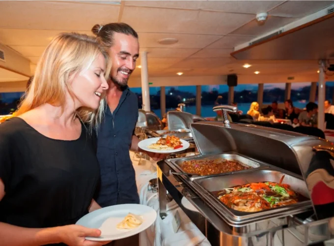Dinner-on-Traditional-Wooden-Boat-Cruise-in-Dubai-Creek