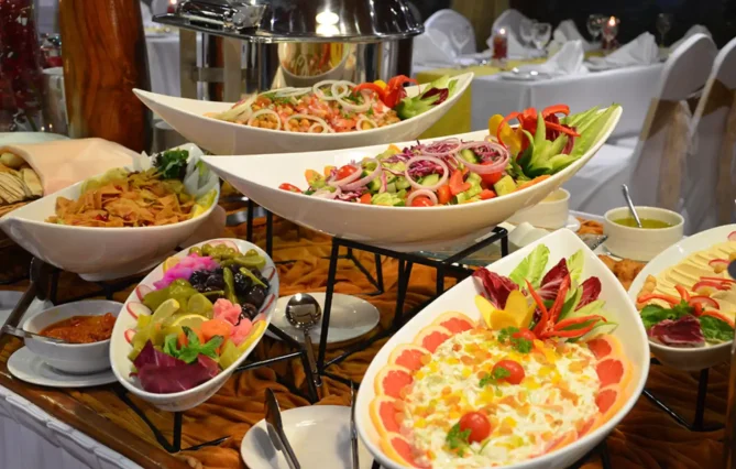 Dinner-on-Traditional-Wooden-Boat-Cruise-in-Dubai-Creek