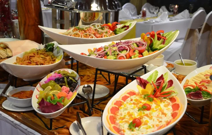 Dinner-on-Traditional-Wooden-Boat-Cruise-in-Dubai-Creek