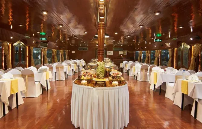 Dinner-on-Traditional-Wooden-Boat-Cruise-in-Dubai-Creek