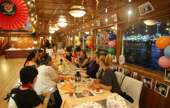 Dinner-on-Traditional-Wooden-Boat-Cruise-in-Dubai-Creek