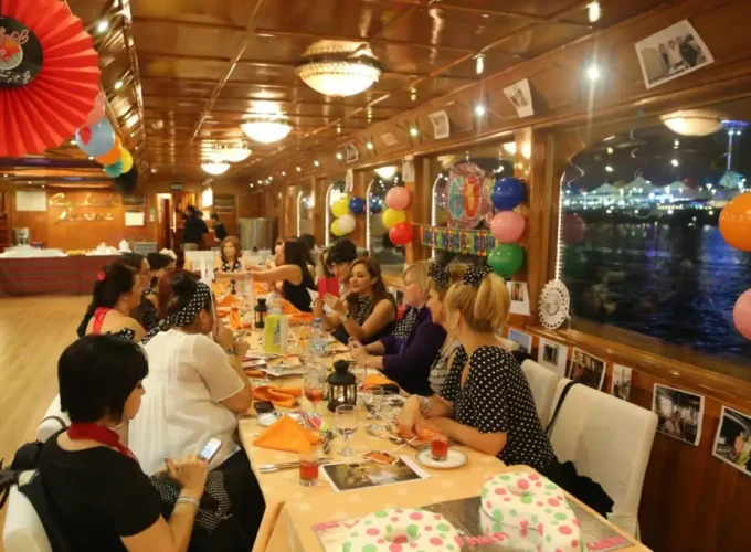 Dinner-on-Traditional-Wooden-Boat-Cruise-in-Dubai-Creek
