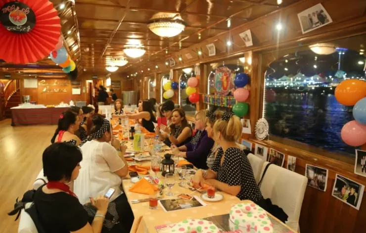 Dinner-on-Traditional-Wooden-Boat-Cruise-in-Dubai-Creek