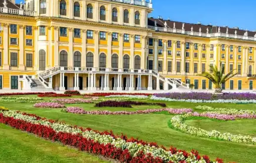Schönbrunn Palace Tour with Tour Guide and ticket
