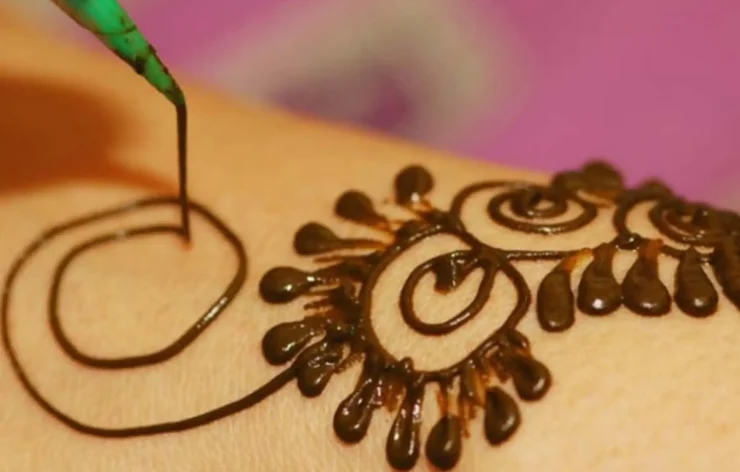 Henna tattoos in Desert Safari Dubai package Booking