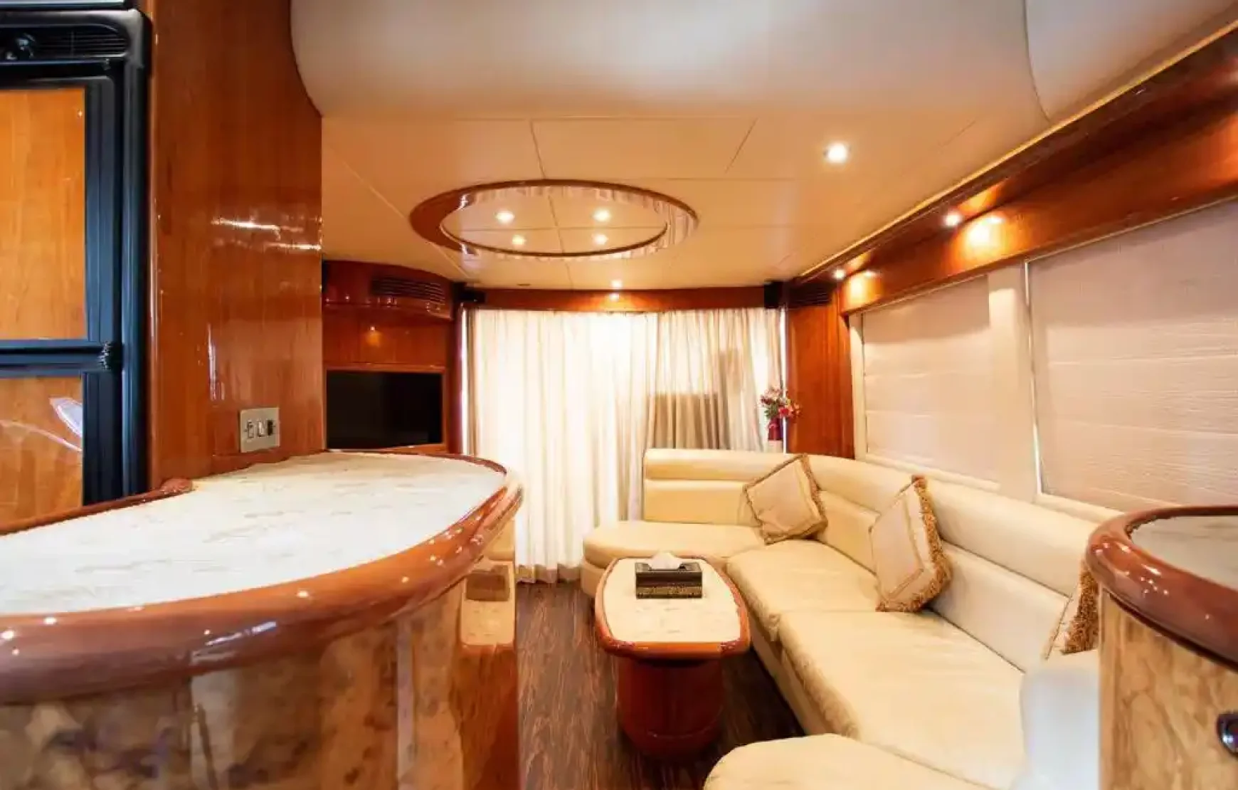 Yacht Tour in Dubai Marina For One Hour Yacht Tour in Dubai Marina For One Hour