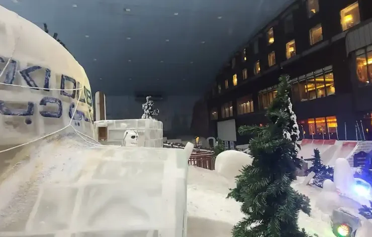 Snow Park – Ski Dubai With a 22,500 square meter indoor ski area, it is a ski resort. The park is maintained at a temperature of between -1 to -4 Celsius all year long. It is a section of Dubai, United Arab Emirates' Mall of the Emirates, one of the largest shopping complexes in the world.